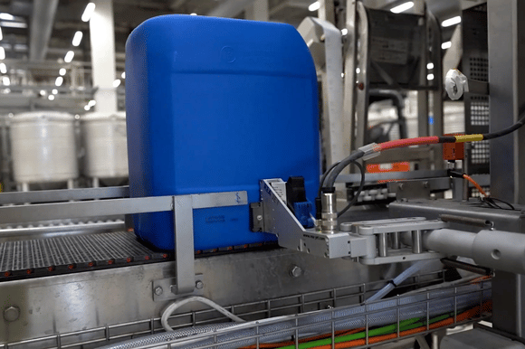 Automatyczne etykietowanie na kanistrach 5L