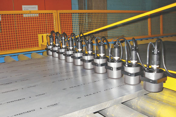 Przemysłowy nadruk danych technicznych na płytach aluminiowych wykonany za pomocą drukarki dużych znaków REA JET.