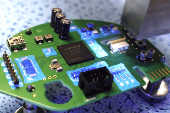 Laser do znakowania elektroniki nanoszący precyzyjne oznaczenia na zielonej płytce drukowanej z układami scalonymi.