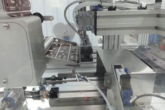 Drukarka do tabliczek znamionowych z laserową głowicą znakującą zintegrowaną z automatycznym stanowiskiem produkcyjnym.