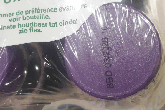 Druk na zakręceniu plastikowej butelki
