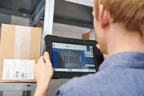 Przenośny system REA JET do mobilnej weryfikacji kodów kreskowych i 2D przy krótkich seriach produkcyjnych.
