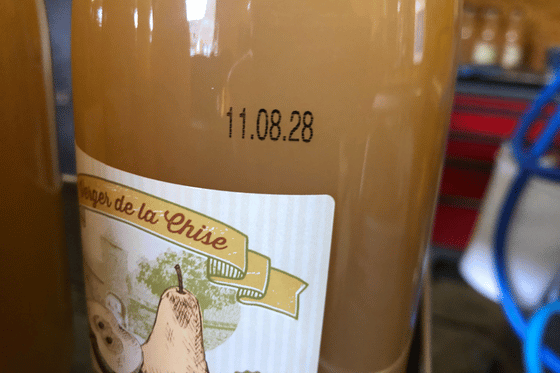 Na daty ważności na butelce z napojem