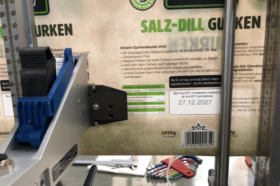 Nadruk daty ważności i numeru partii na etykiecie