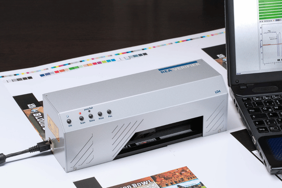 Kontrola jakości i weryfikacja kodów kreskowych w drukarni przy użyciu systemu REA Verifier PC Scan LD4.