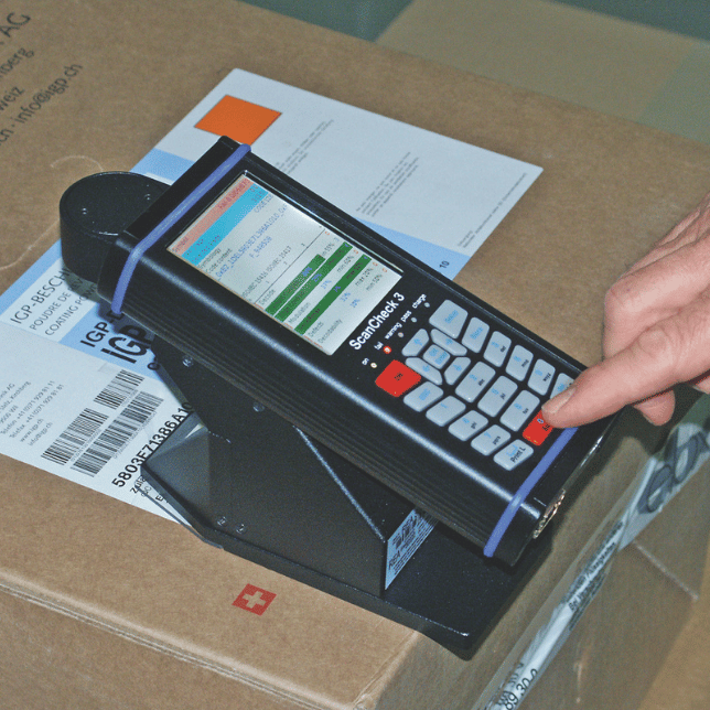 Urządzenie typu verifier REA ScanCheck 3 wykonujące automatyczną weryfikację jakości kodu kreskowego.