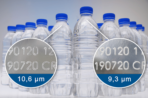 Drukarka laserowa CO2 REA JET o długości fali 9,3 µm podczas znakowania plastikowych butelek PET na linii rozlewniczej.