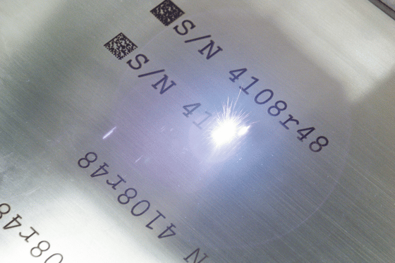 Przemysłowe grawerowanie laserowe stali nierdzewnej na automatycznej linii produkcyjnej REA JET.