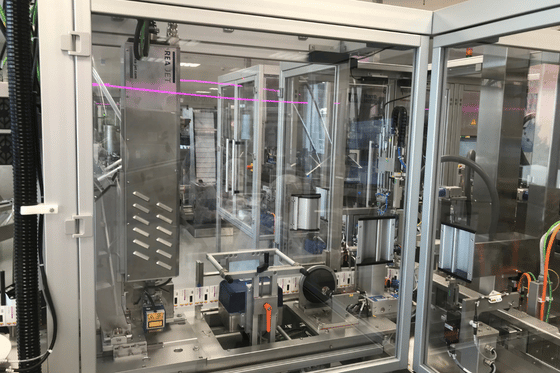 Udana integracja lasera CO2 REA JET z automatyczną linią pakującą w zakładzie przemysłowym.