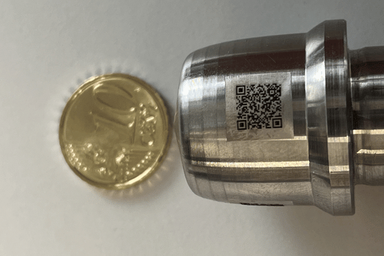Precyzyjne znakowanie kodów DataMatrix na metalu za pomocą przemysłowego lasera REA JET.