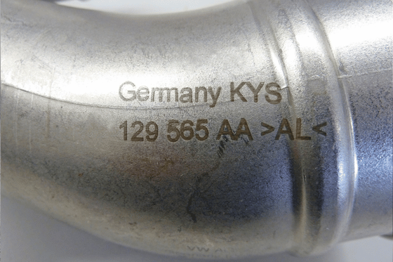 Precyzyjne znakowanie laserowe aluminium za pomocą znakowarki przemysłowej REA JET – trwały kod na metalowej powierzchni.
