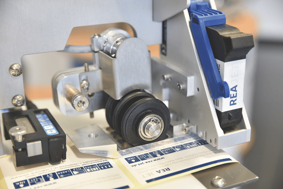 Automatyczny aplikator etykiet samoprzylepnych REA LABEL ES do znakowania produktów i opakowań.