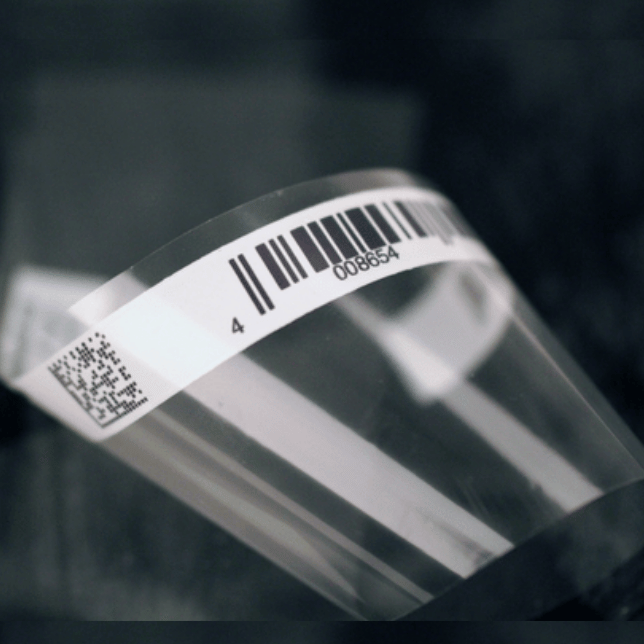 Identyfikowalność produktów poprzez znakowanie folii Traceability za pomocą drukarek przemysłowych REA JET.