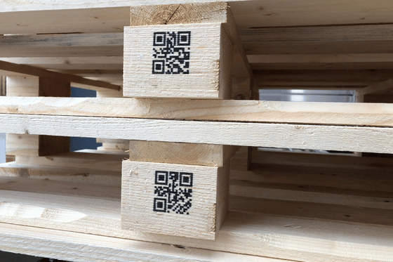Precyzyjny nadruk kodu QR na drewnie oraz przemysłowe drukowanie na drewnie za pomocą systemów REA JET.