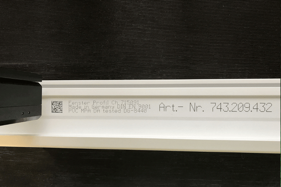 Przemysłowy nadruk na plastikowej listwie z PVC za pomocą bezkontaktowej drukarki REA JET.