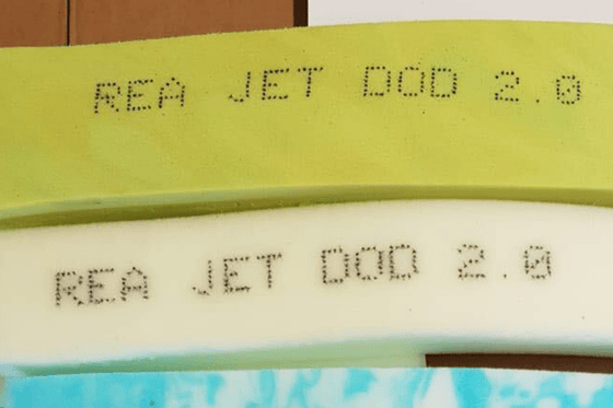 Trwały nadruk na piance elastycznej oraz przemysłowe znakowanie styropianu przy użyciu technologii REA JET.