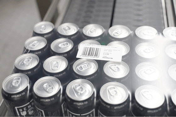 Automatyczna etykieciarka przemysłowa REA LABEL do precyzyjnego naklejania etykiet na produkty w procesach produkcyjnych.