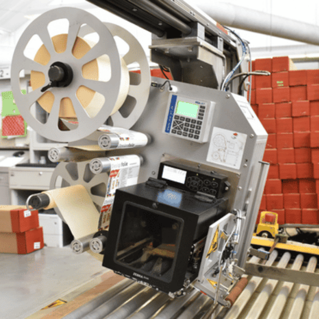 Automatyczny druk i aplikacja etykiet z wykorzystaniem systemu REA LABEL DS print and apply do znakowania produktów na linii produkcyjnej.