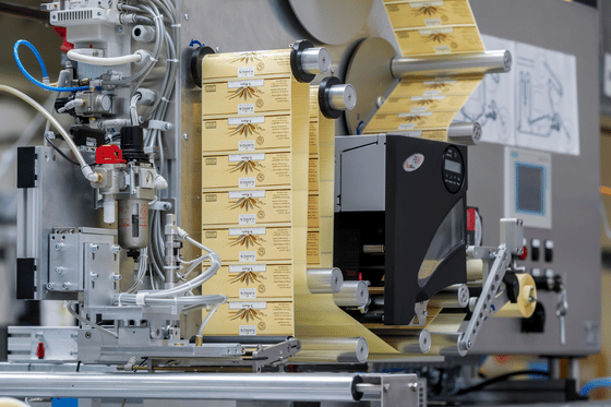 Automatyczny system drukowania i aplikacji etykiet REA LABEL DS realizujący proces print and apply – drukuj i aplikuj etykiety w przemyśle.