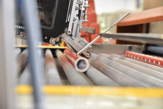 Etykietowanie produktów w procesie produkcyjnym z wykorzystaniem systemu REA LABEL DS print and apply do automatycznego druku i aplikacji etykiet.
