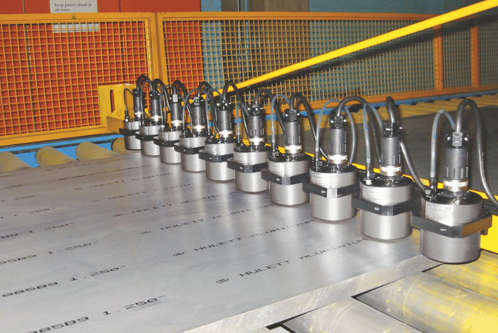 Drukowanie daty ważności Zespół głowic drukujących DOD REA JET nanosi trwałe oznaczenia na arkuszach blach aluminiowych podczas procesu produkcyjnego.