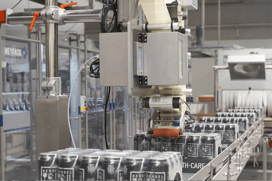 Maszyna do automatycznego naklejania etykiet REA LABEL – etykieciarka automatyczna do przemysłowego znakowania produktów i opakowań.
