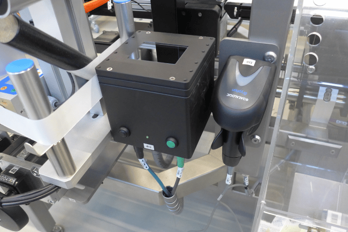 System REA VERIFIER sprawdzający poprawność kodów kreskowych i oznaczeń produktów podczas automatycznej kontroli jakości w zakładzie produkcyjnym.