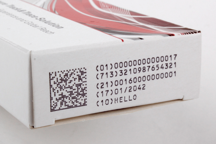 Znakowanie kartonów w przemyśle Kod Data Matrix oraz dane identyfikacyjne naniesione na kartonowe opakowanie z wykorzystaniem technologii REA JET RA.