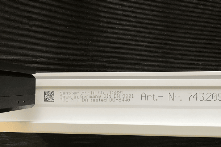 Cyfrowy Paszport Produktu nanoszony przez system REA JET w postaci kodu DataMatrix i danych produkcyjnych na profilu okiennym.