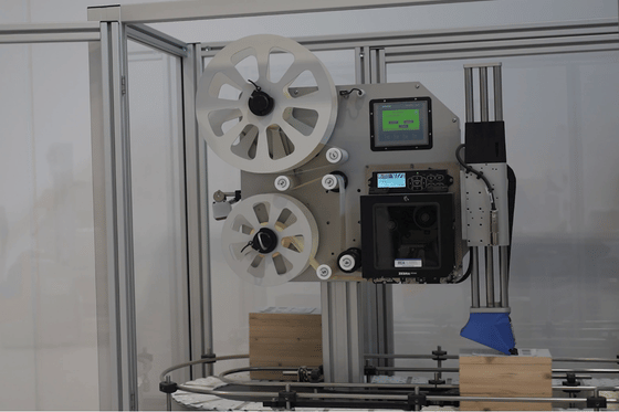 Automatyczna etykieciarka do etykietowania kartonów wysyłkowych