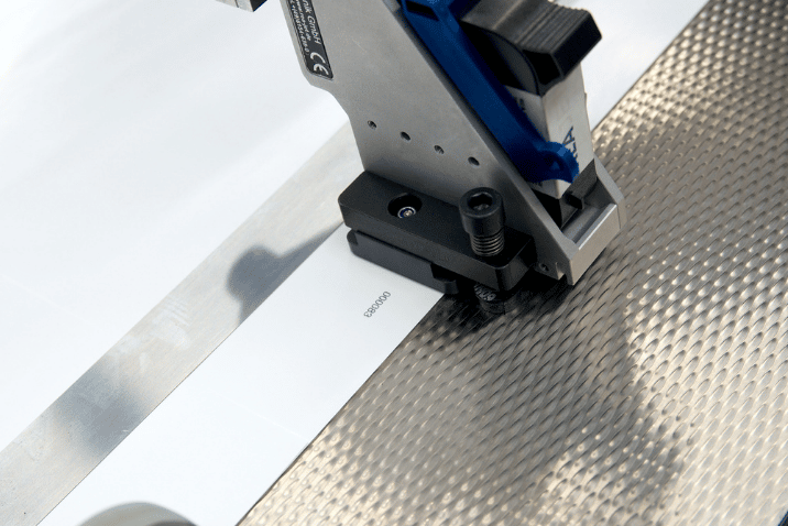 znakowanie laserowe elementów metalowych przy użyciu systemu REA JET.