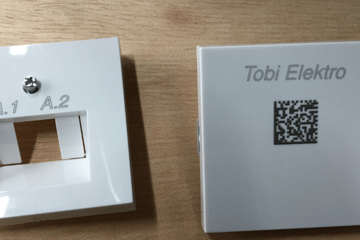 Kod Data Matrix naniesiony na obudowę komponentu elektrycznego w celu identyfikacji produktu.