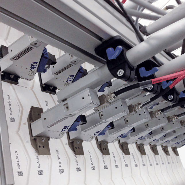 Wielogłowicowy system REA JET HR do numerowania etykiet i drukowania kodów DataMatrix.