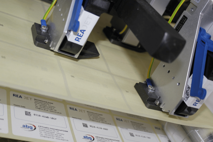 Rozporządzenie PPWR dla producentów Głowice drukujące REA JET nanoszą etykiety identyfikacyjne na arkusz etykiet w procesie znakowania produktów zgodnym z wymaganiami PPWR.