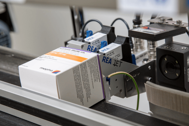 Znakowanie opakowania farmaceutycznego głowicami REA JET HR wykorzystującymi technologię Thermal Inkjet.