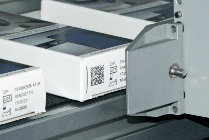 System znakowania REA JET nanoszący kody 2D Data Matrix oraz oznaczenia serializacyjne na opakowania farmaceutyczne.