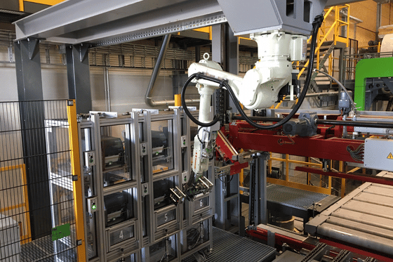Robot etykietujący opakowania z systemem REA LABEL