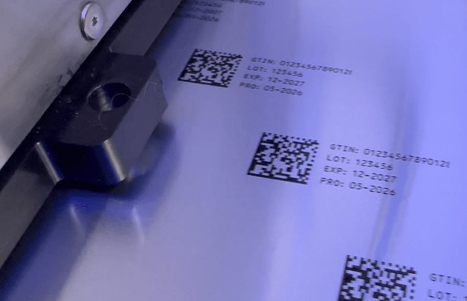 Folia blistrowa z nadrukowanymi kodami Data Matrix i danymi produktu podczas procesu znakowania
