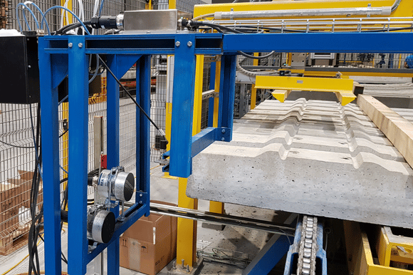 Prefabrykaty betonowe transportowane na przemysłowej linii do automatycznego znakowania