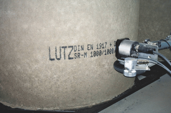 Głowica drukująca nanosząca oznaczenie alfanumeryczne na zakrzywiony element betonowy