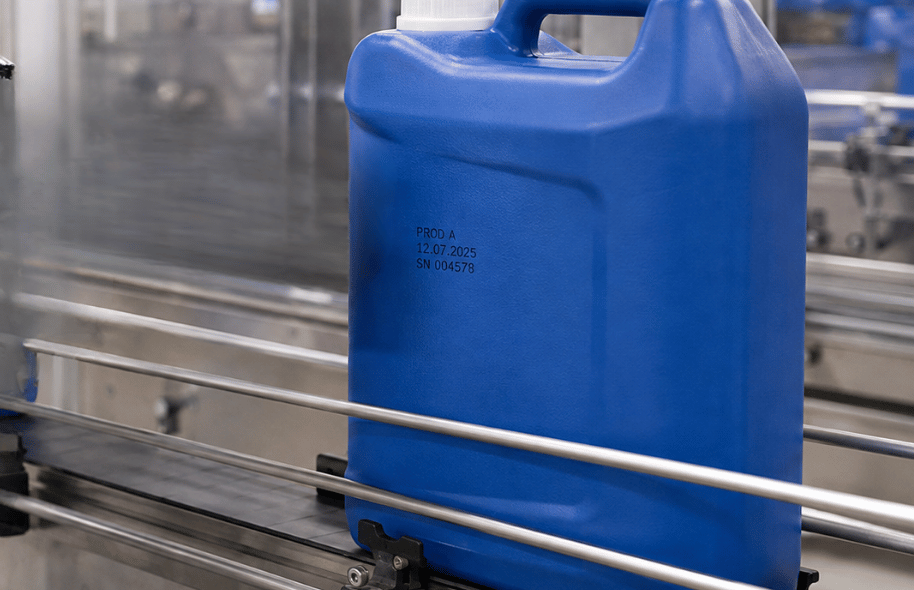 Kanister z tworzywa sztucznego oznaczony nazwą produktu, datą oraz indywidualnym numerem seryjnym na linii produkcyjnej.