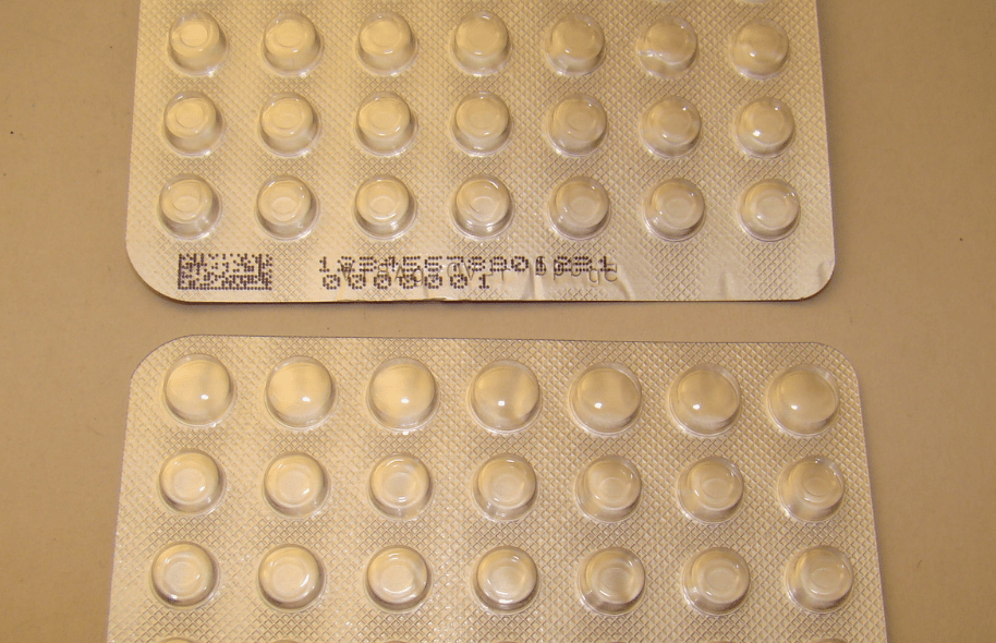 Blistry farmaceutyczne z tabletkami, z nadrukowanym kodem Data Matrix i oznaczeniem alfanumerycznym