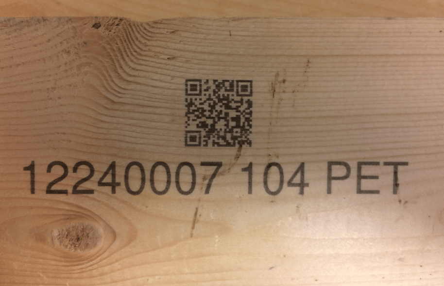 Kod QR i numer identyfikacyjny naniesione na deskę drewnianą