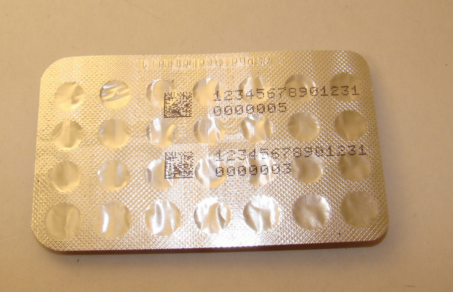 Blister farmaceutyczny z dwoma kodami Data Matrix i nadrukowanymi danymi zmiennymi