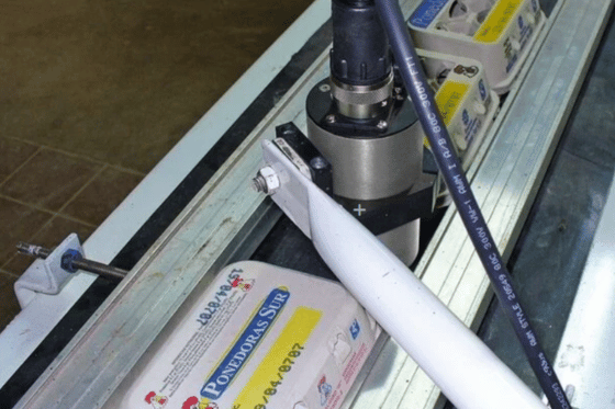 System DOD nanoszący oznaczenia na opakowania do jaj na linii produkcyjnej