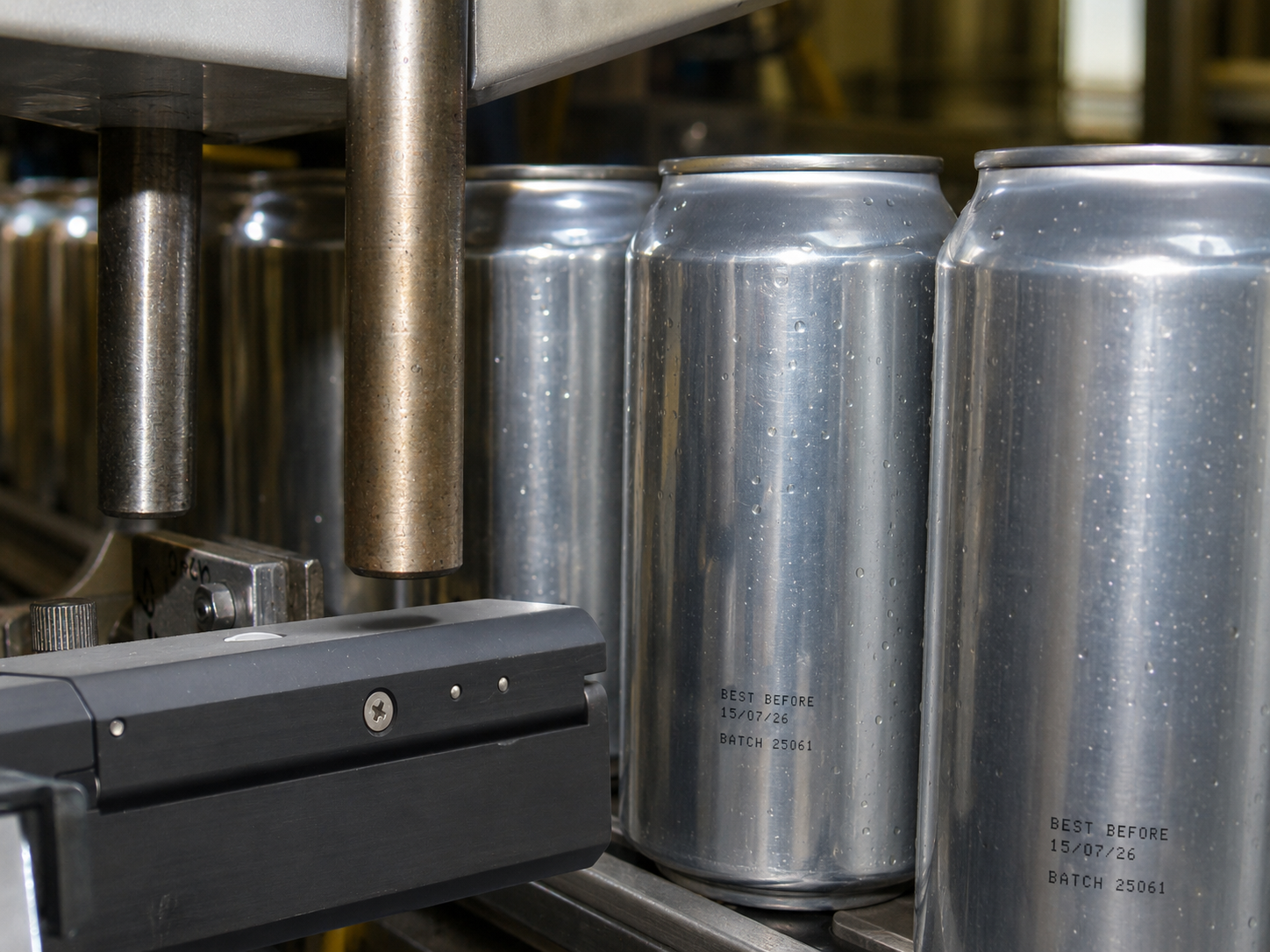Drukarka do puszek aluminiowych nanosząca datę ważności i numer partii