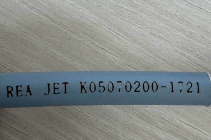 Niebieski wąż techniczny z nadrukowanym numerem partii i kodem produkcyjnym