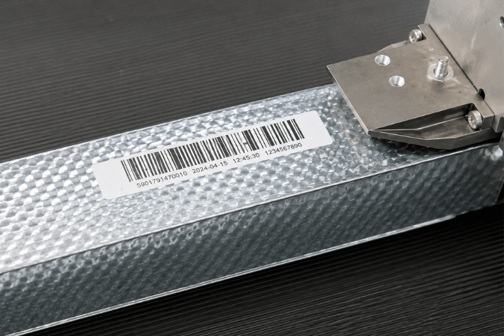 Etykieta z kodem kreskowym i danymi produkcyjnymi na metalowym profilu