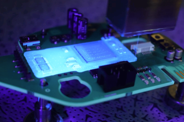 Laser UV znakujący płytkę PCB i komponenty elektroniczne