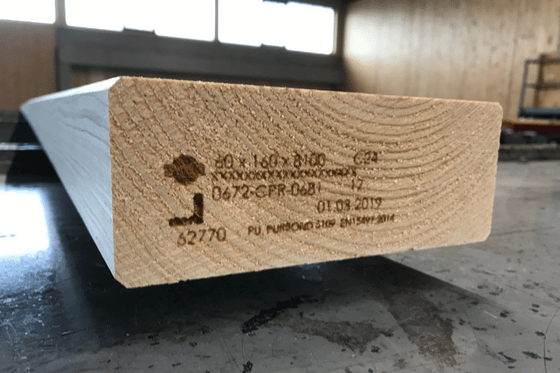 Belka drewniana z nadrukowanymi oznaczeniami technicznymi, numerem identyfikacyjnym i danymi produkcyjnymi